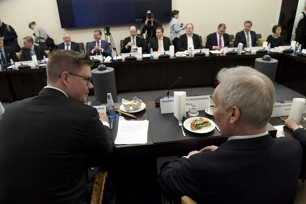 SDP:n eduskuntaryhmän puheenjohtaja Antti Lindtman ja puheenjohtaja Antti Rinne eduskuntaryhmien kokouksessa viime perjantaina. LEHTIKUVA / MARKKU ULANDER