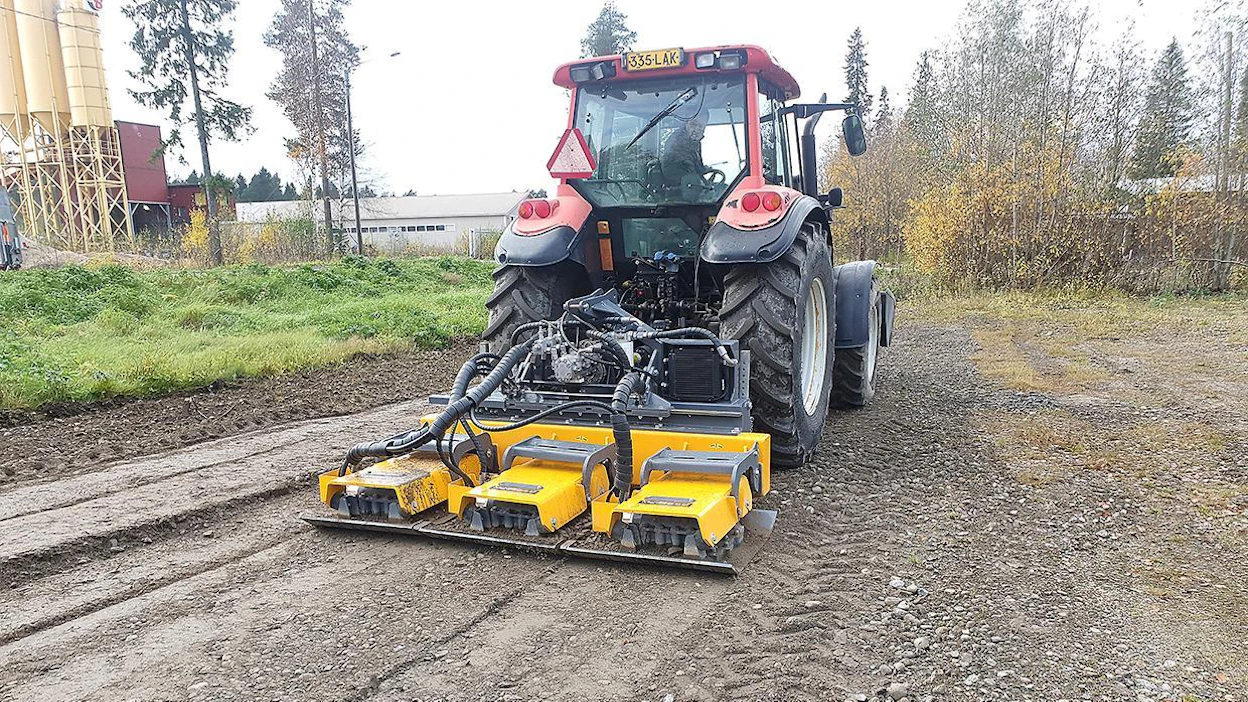 MeriPacker 375 -tärylevyä käytetään sorateiden tiivistykseen jyrsinnän tai lanauksen jälkeen sekä parkkialueiden tai urheilukenttien pohjien tiivistykseen. 2,6 m leveä kone mahtuu tiivistämään myös kapeita metsäteitä tai latupohjia ja vastaavia. Traktorin ohjaimissa 3. sukupolven yrittäjä Mikko Meriläinen, joka vastaa tuotekehityksestä.