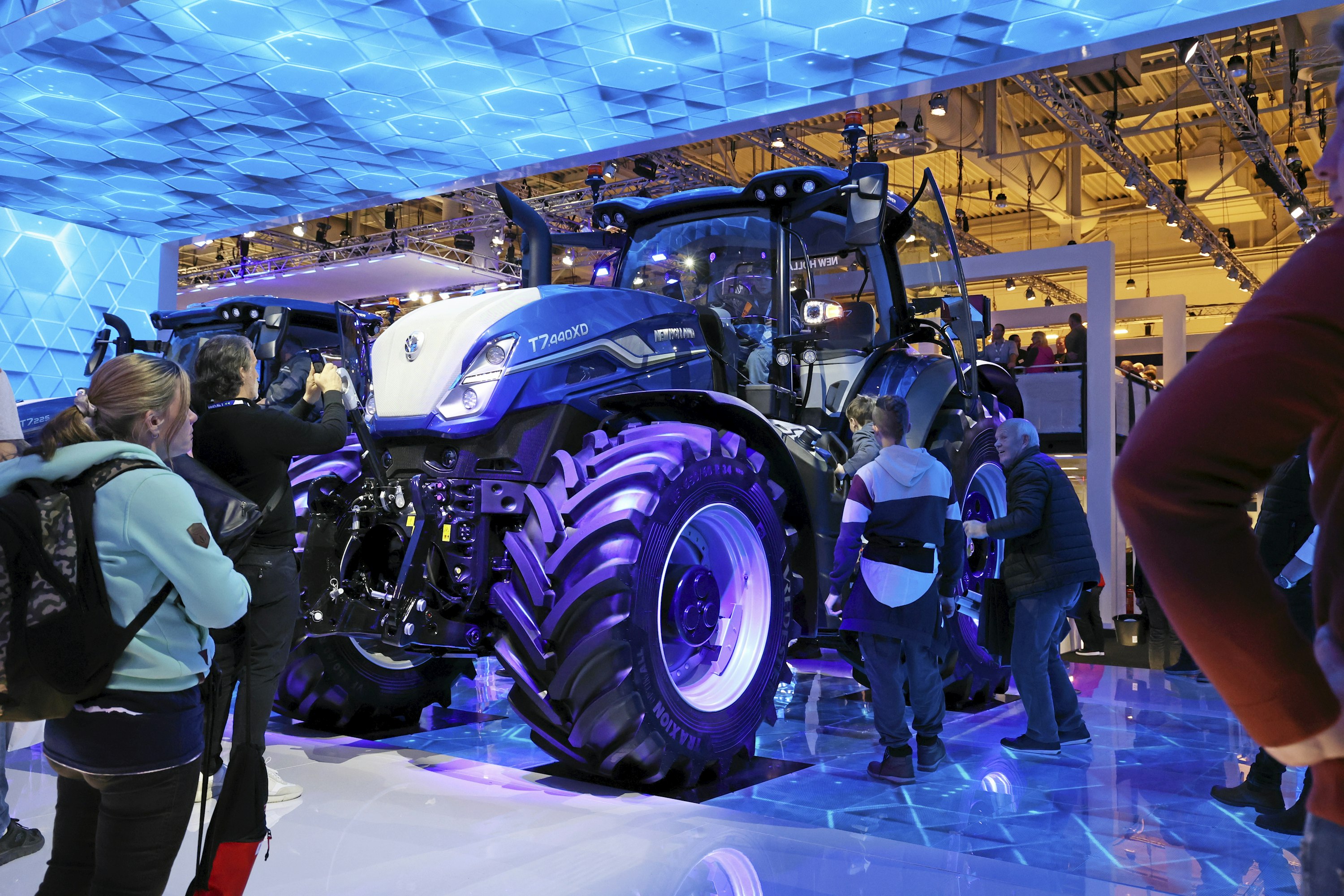 New Hollandin T7 XD -mallit ovat vastine Case IH:n uusille Optum-malleille. XD-malleissa on aiempiin HD-huippumalleihin verrattuna suurempi 8,7-litrainen FPT-moottori, eri etuakseli ja järeämpi voimansiirto. Malleja esiteltiin kolme: T7.360 XD, T7.390 XD ja kuvan T7.440 XD. Mallimerkintä kertoo maksimitehon lisäteholla, huippunopeudeksi voidaan valita 40, 50 tai 60 km/h.