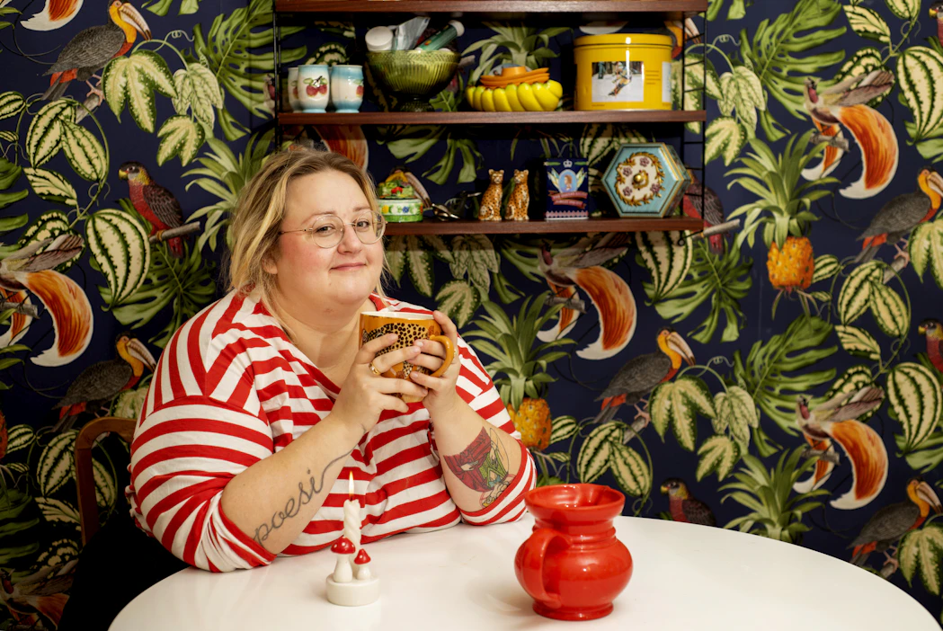Ellen Strömberg asuu miehensä ja kahden kissan kanssa Pietarsaaressa. Suomenruotsalaisen kirjailijan esikoisteos julkaistiin vuonna 2019. Tänä vuonna ilmestyi hänen ensimmäinen nuortenkirjansa Mehän vaan mennään siitä ohi (S&S).
