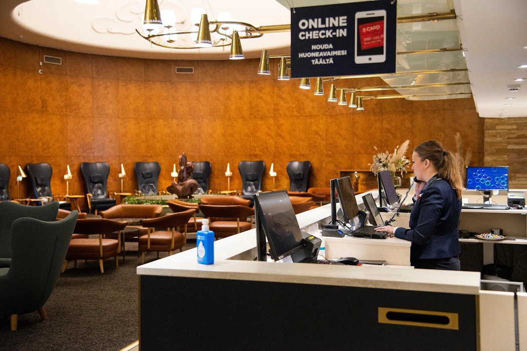 Sokos Hotelli Vaakunan vastaanotto palveli hotellivieraita Helsingin keskustassa. Kaikissa hotelleissa on nyt puolityhjää tai ne ovat kokonaan suljettu yöpyjien ja matkailijoiden puuttuessa.