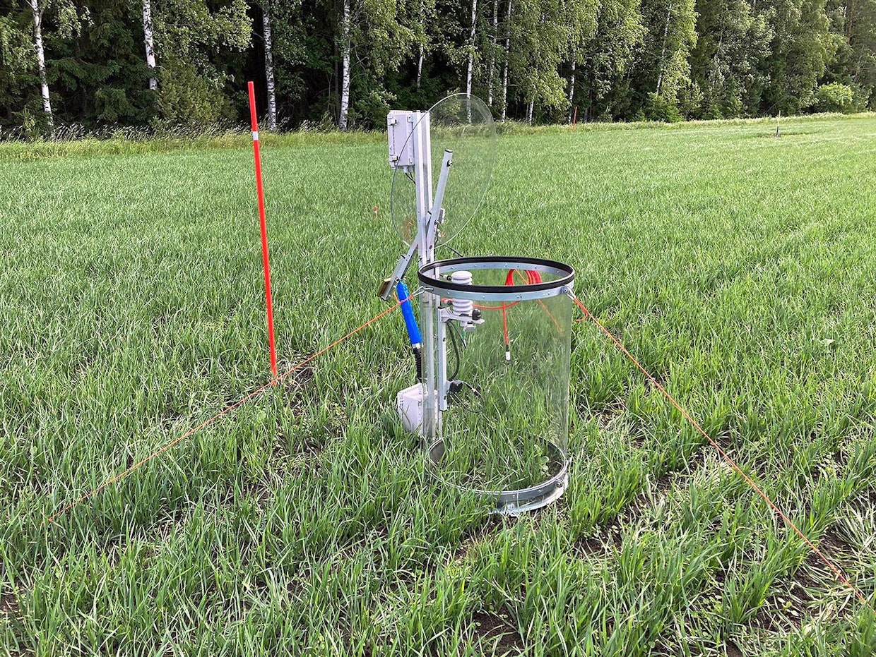 DatasenSen automatisoitu tekniikka nostaa CO2-virtauksen (fluksien) mittauksen uudelle tasolle. Mittaus pohjautuu Vaisalan CO2-anturiteknologiaan. Avattava katto pitää olosuhteet kammion sisällä ulkoilmaa vastaavina. Vakiomittausjakso kestää pilottivaiheessa 24 h, jolloin saadaan tietoa myös illan ja yön olosuhteista. Maaperähengityksen erillismittaus pimeäkammiolla kuuluu mallinnusohjelmaan. Kesällä hiilensidontaa voi tapahtua jossain määrin myös yöllä.