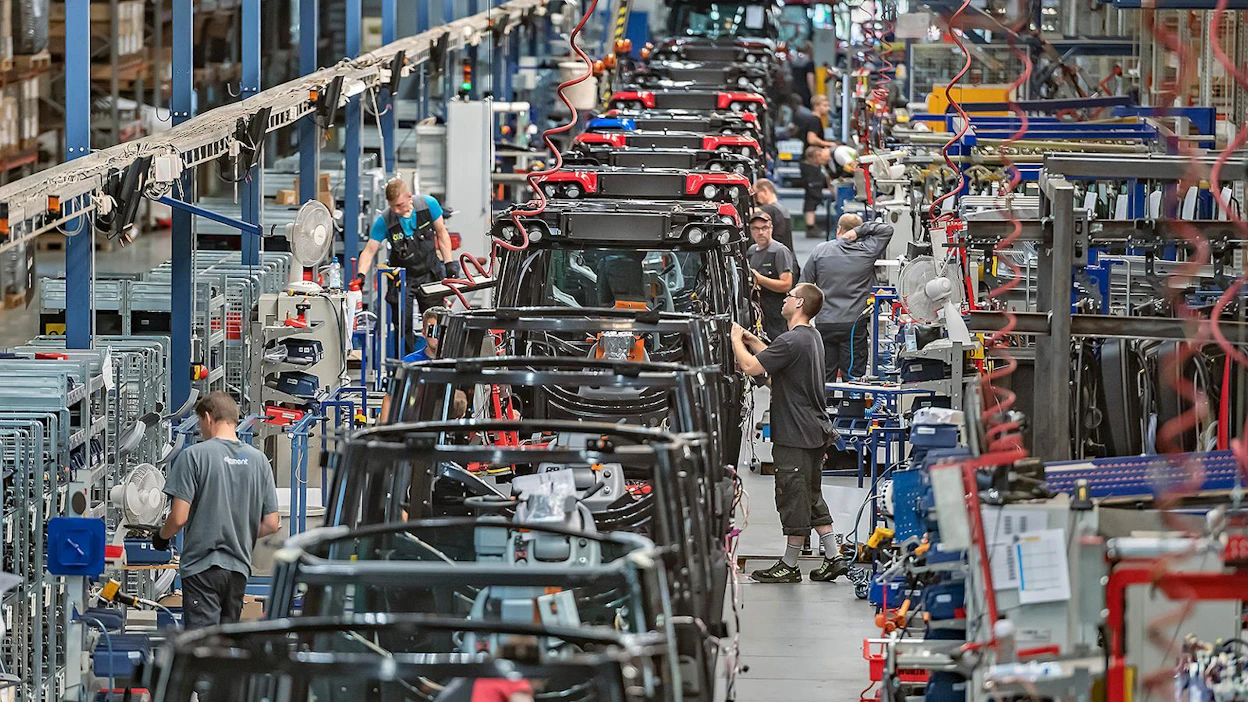 Suolahden traktoritehtaan tilaustilanne on hyvä, mikä tuntuu myös ohjaamoja valmistavalla MSK Cabinin tehtaalla Kauhavalla. Kuva on otettu ennen korona-aikaa.
