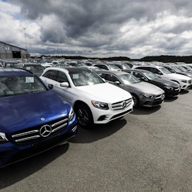 Huhti-kesäkuussa viennin volyymi nousi 3,7 prosenttia vuodentakaisesta. Kuvassa Mercedes-Benz-autoja Uudenkaupungin satamassa heinäkuussa. LEHTIKUVA / RONI REKOMAA