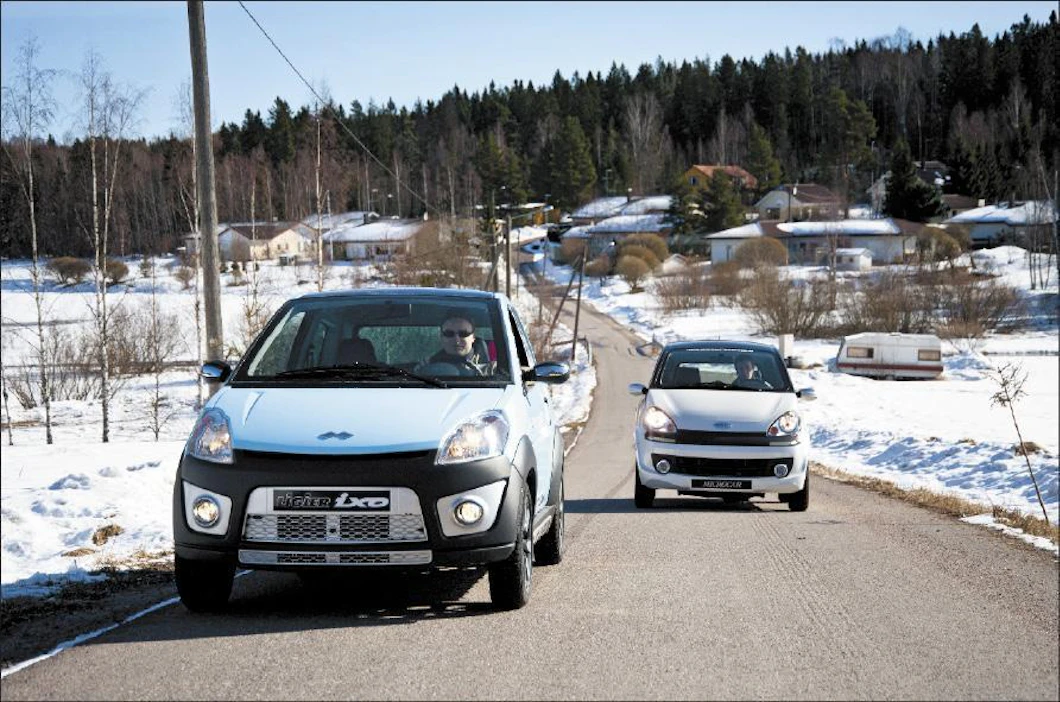 Mopoauto on kotonaan taajamissa ja pienillä teillä. Jyrkissä ylämäissä vauhti alkaa hyytyä perinteisten mopojen tapaan. Lauri Salminen