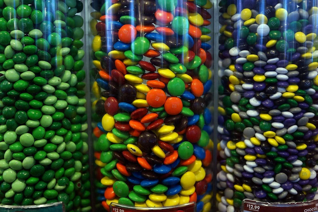 Maraboun omat M-nimiset suklaarakeet muistuttavat amerikkalaisen suklaahtiö Marsin M&M-karkkeja.