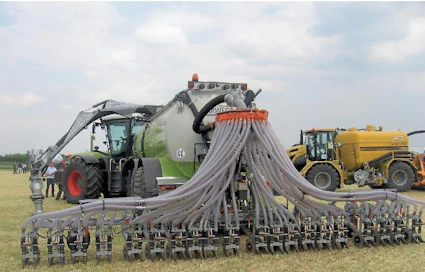 Kawecon 24 m³ lietevaunun vetokoneena on 388 hv:n Claas Xerion 3800. Vaunun säiliö on jaettu kahteen osaan: 10 m³ takaosaan, joka tyhjenee ensin ja 14 m³ etuosaan. Näin saadaan parempi painonsiirto vetokoneelle. Lietteen sijoituslaitteen työleveys on 7,2 m ja yhdistelmän pituus 16 m.