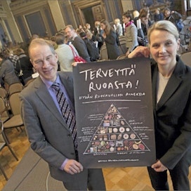 Uusi ruokakolmio esittelee havainnollisesti uudet suomalaiset ravitsemussuositukset, näyttävät professori Mikael Fogelholm ja apulaisprofessori Ursula Schwab. Pekka Sipola