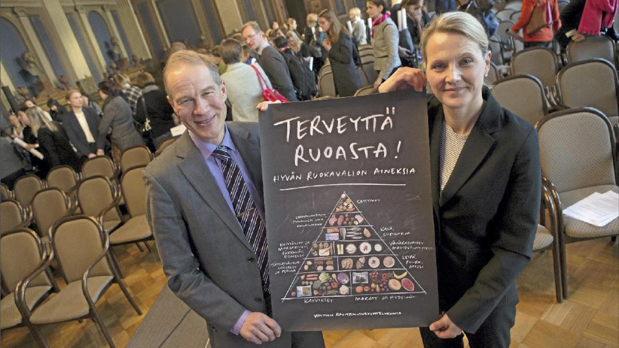 Uusi ruokakolmio esittelee havainnollisesti uudet suomalaiset ravitsemussuositukset, näyttävät professori Mikael Fogelholm ja apulaisprofessori Ursula Schwab. Pekka Sipola