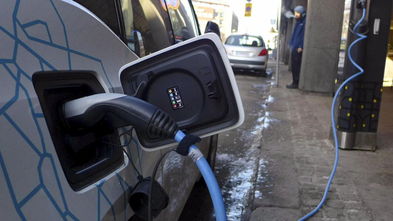Sähköautojen akkumarkkinoiden arvioidaan kasvavan 45 miljardiin euroon vuonna 2027. LEHTIKUVA / TEEMU SALONEN