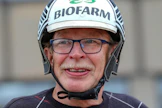 Jouni Miettinen, 68, on ravialan aktiivisimpia kaupantekijöitä. Hän kuuluu kimppaan, joka osti omistukseensa tuoreen SE-ravurin Pirttilän Roosan. Tamma tulee Miettisen valmennukseen Porin Pinomäkeen.
