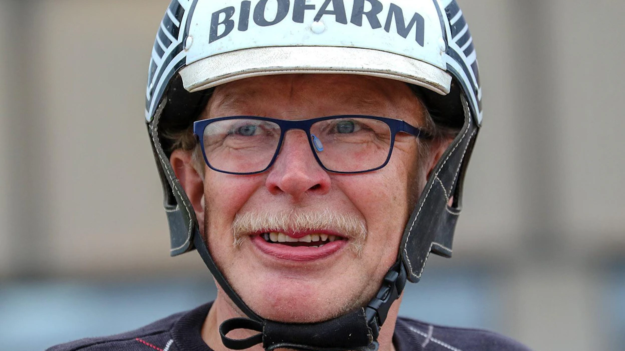 Jouni Miettinen, 68, on ravialan aktiivisimpia kaupantekijöitä. Hän kuuluu kimppaan, joka osti omistukseensa tuoreen SE-ravurin Pirttilän Roosan. Tamma tulee Miettisen valmennukseen Porin Pinomäkeen.