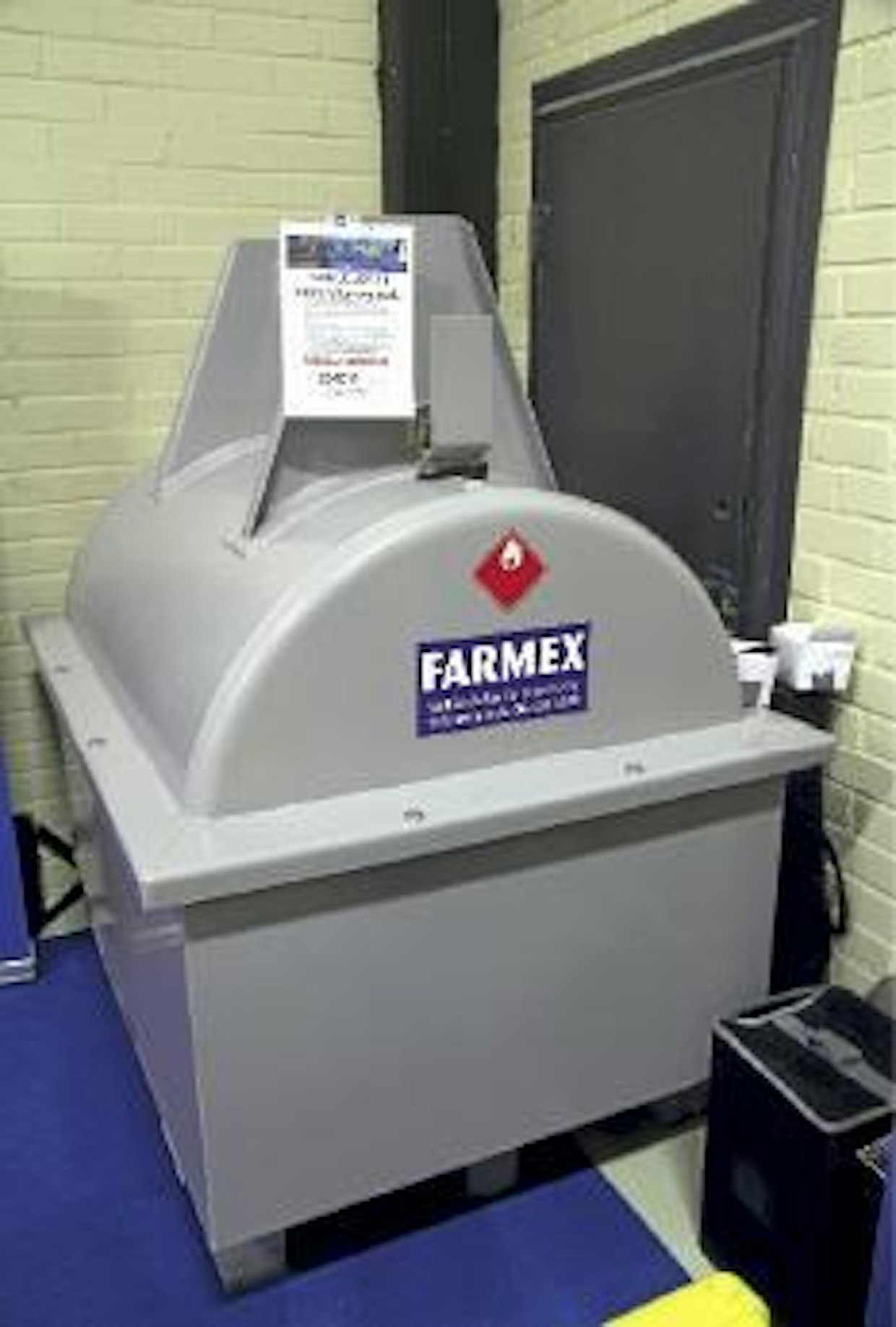 Valuma-altaalla varustetun Farmex Lavetti -säiliön tilavuus on 1 000 litraa. Säiliössä on camlock-korkki, nostokahva, käsipumppuvalmius. Ainevahvuus on 4 mm. Verollinen hinta ilman toimituskuluja 2 265 euroa. Käsipumppuvarustuksesta veloitetaan 150 euron lisähinta. (PJ)