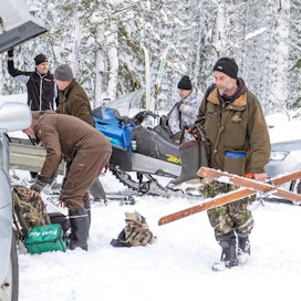 Tero Saukkonen, Kai-Eerik Nyholm, Aati Huotari ja Mika Viita-Aho laskivat lumijälkiä Juuassa helmikuun alussa.
