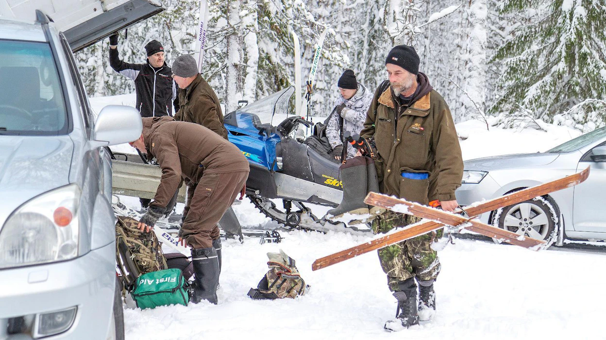 Tero Saukkonen, Kai-Eerik Nyholm, Aati Huotari ja Mika Viita-Aho laskivat lumijälkiä Juuassa helmikuun alussa.