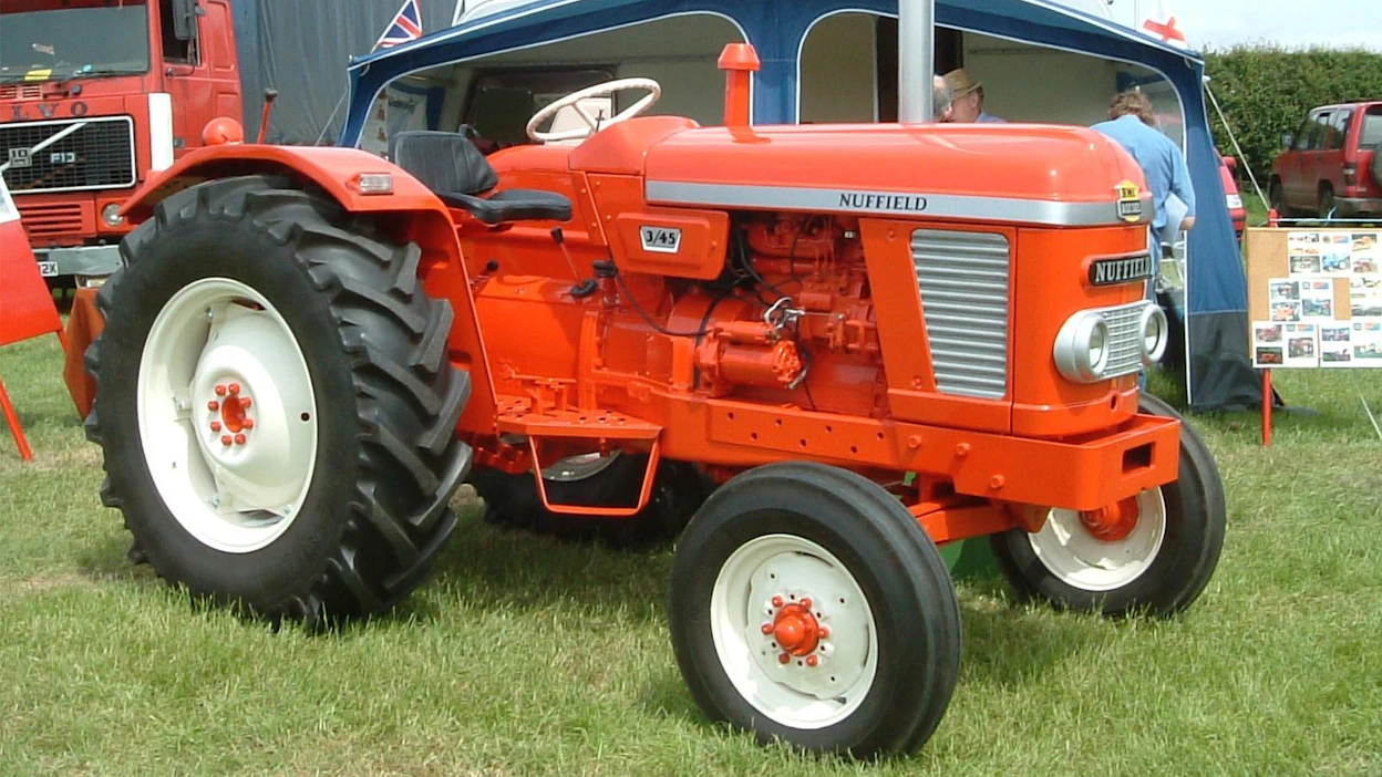 Nuffield 3/45 -traktoria valmistettiin vuosina 1967–69, Bathgate, Skotlanti, UK.