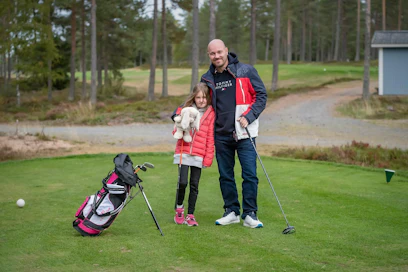Joanna Takalo suoritti green cardin viime kesänä. ”Muutto Kalajoelle oli meidän perheellemme kuin hole in one”, Janne Takalo sanoo. Kalajoki Golfin kenttä on aivan kodin vieressä.