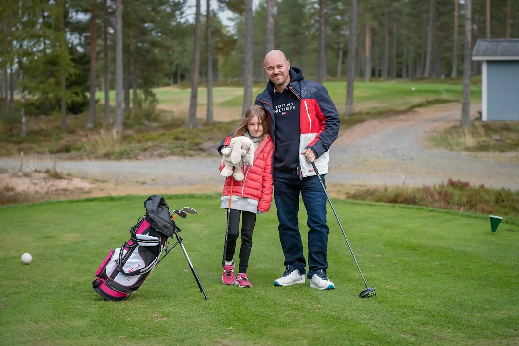 Joanna Takalo suoritti green cardin viime kesänä. ”Muutto Kalajoelle oli meidän perheellemme kuin hole in one”, Janne Takalo sanoo. Kalajoki Golfin kenttä on aivan kodin vieressä.