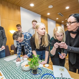 Maskun Hemmingin koululaiset ja oppilaanohjaajat Outi Koski (oik.) ja Maria Pietilä (toinen oik.) vierailivat Raisiolla elintarviketeollisuuden esittelypäivässä.