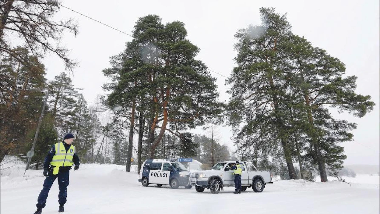 Keski-Suomen poliisilaitoksen konstaapelit Joona Turunen (vas.) ja Teemu Lesonen valvoivat liikennettä torstaina Viitasaaren Kymönkoskella. Sami Karppinen
