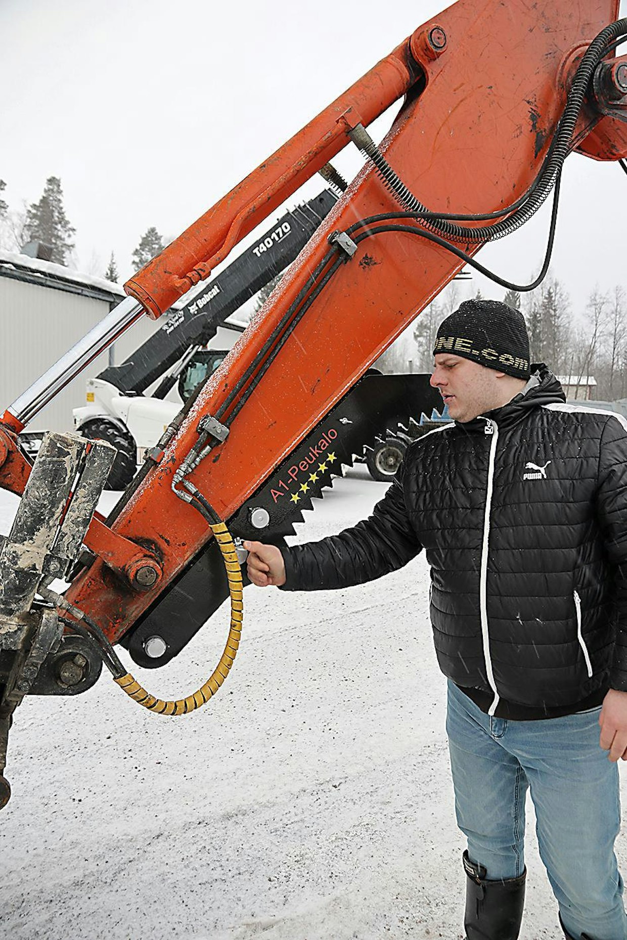 Kuljetusasennossa peukalo lukitaan kaivupuomin suuntaiseksi.