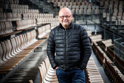 Urheiluselostaja ja -toimittaja Tapio Suominen on ennenkin ollut mukana ravihevosten kimpoissa, ja on nyt osakkaana Ruotsin kriteriumhuutokaupasta ostetussa Brown Sugarissa.