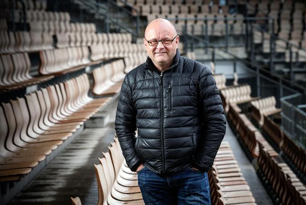 Urheiluselostaja ja -toimittaja Tapio Suominen on ennenkin ollut mukana ravihevosten kimpoissa, ja on nyt osakkaana Ruotsin kriteriumhuutokaupasta ostetussa Brown Sugarissa.