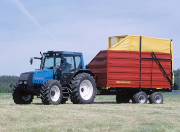 Valmet 6400 -traktori.