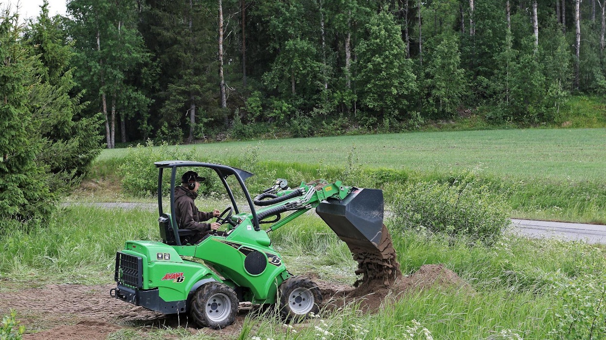 Yleiskauhalla työskentely käy sähköavanteilla yhtä sujuvasti kuin polttomoottoriversioilla. Maakasaan työnnättäminen on jopa vaivattomampaa, sillä pelkoa moottorin sammumisesta ei ole. e5:n muita suurempi omamassa parantaa pitoa ja koneen vakautta. Lisähydrauliikan tuottoa tosin joutuu muuttamaan sähkökoneiden ”kaasuvivulla” aktiivisesti, mikäli työ sisältää pidempiä siirtymisiä ja haluaa säästää energiaa. Normaaliin kauhatyöskentelyyn riittää kaasun puoliväli, mikä antaa riittävän nopeuden virrankulutuksen turhaan kasvamatta.
