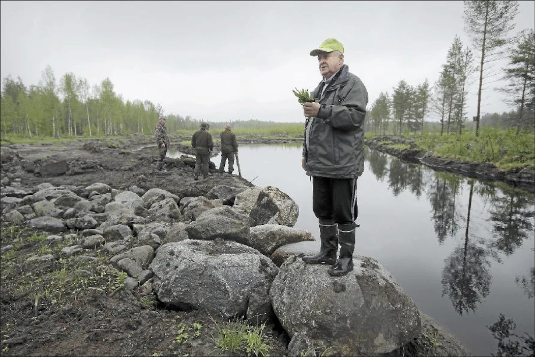 Kauhavan Ylikylän metsästysseuran väki huolehtii riistakosteikkohankkeen käytännön rakennustöistä. Etualalla Tapani Harju. Johannes Tervo