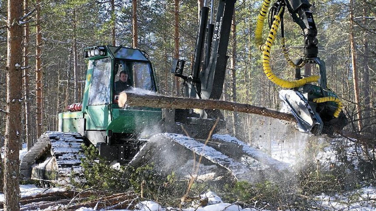Kaivukoneita on nähty harvestereina pehmeillä turvemailla, mutta ei ennen täysveristä harvesteria kaivukoneen kulkuominaisuuksin. ProSilvan ratkaisu on radikaali ja ominaisuuksiltaan valmiimpi harvesterissa kuin uunituoreessa ajokoneessa.