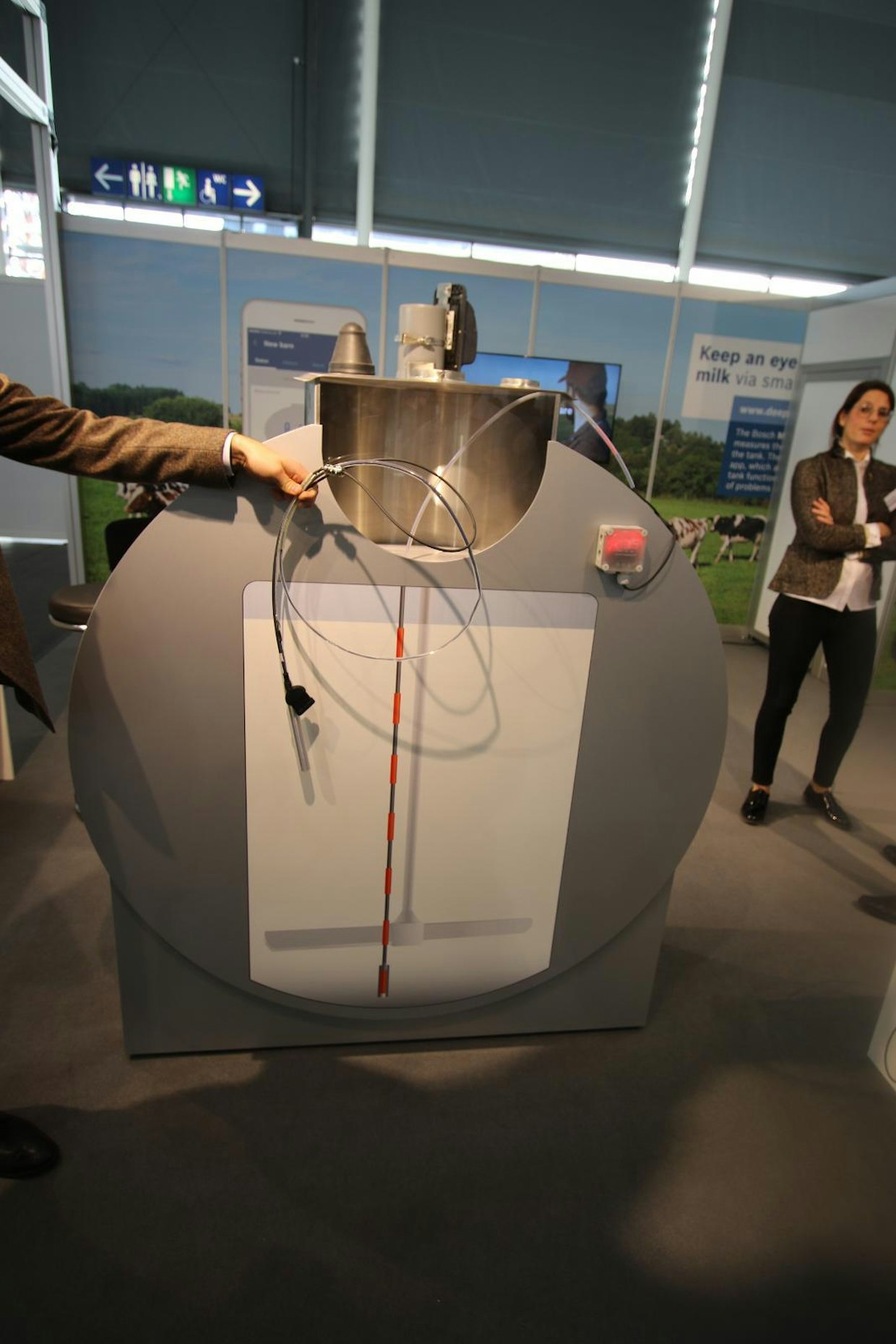 Bosch valmistaa jo käytössä oleviin tilasäiliöihin sopivaa lämpömittaria, joka mittaa maidon lämpötilan säiliön eri korkeuksista. Mittari voidaan asentaa lähes kaikkiin markkinoilla oleviin tilatankkeihin. Lämpötilat tallennetaan pilvipalveluun, josta niitä voi seurata jälkeenpäin. (UO)