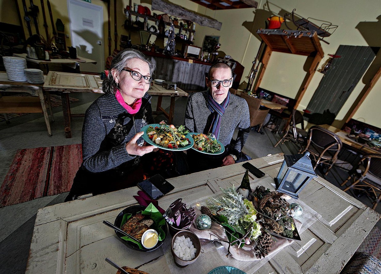 Syömistä löytyi Leivonmäen taajaman Karoliinan Kahvimylly & Kestikievarista.