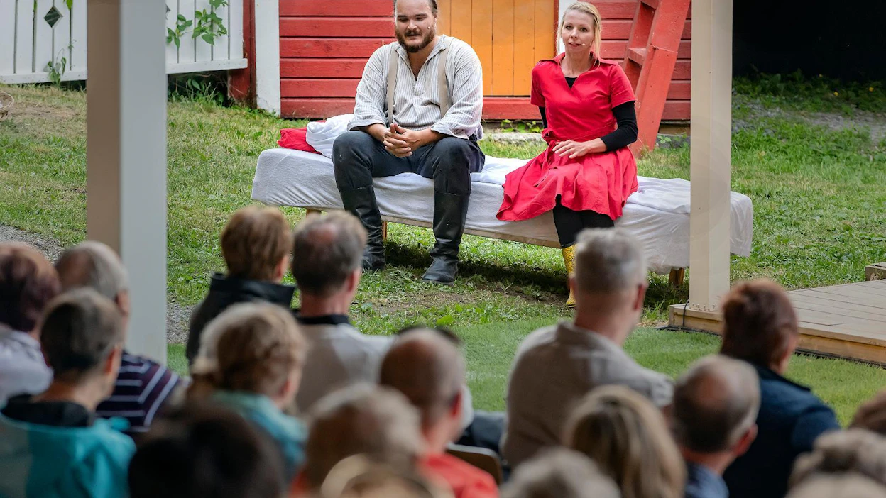 Gunnar Huttusen roolissa esiintyvä Jussi Muilu ja Sanelma Käyrämönä seikkaileva Linda Huhtaluhta ovat Onnelan Kesäteatterin Ulvova mylläri -näytelmän keskushenkilöt.
