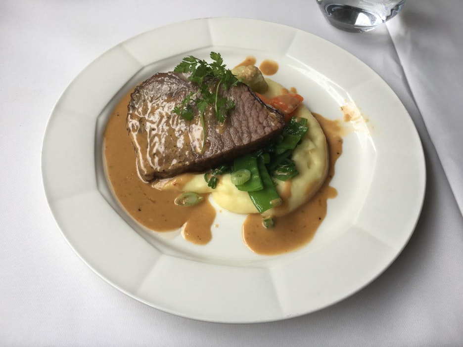 Kunnon roast beef oli kypsynyt ravintolan omassa savustuspöntössä.