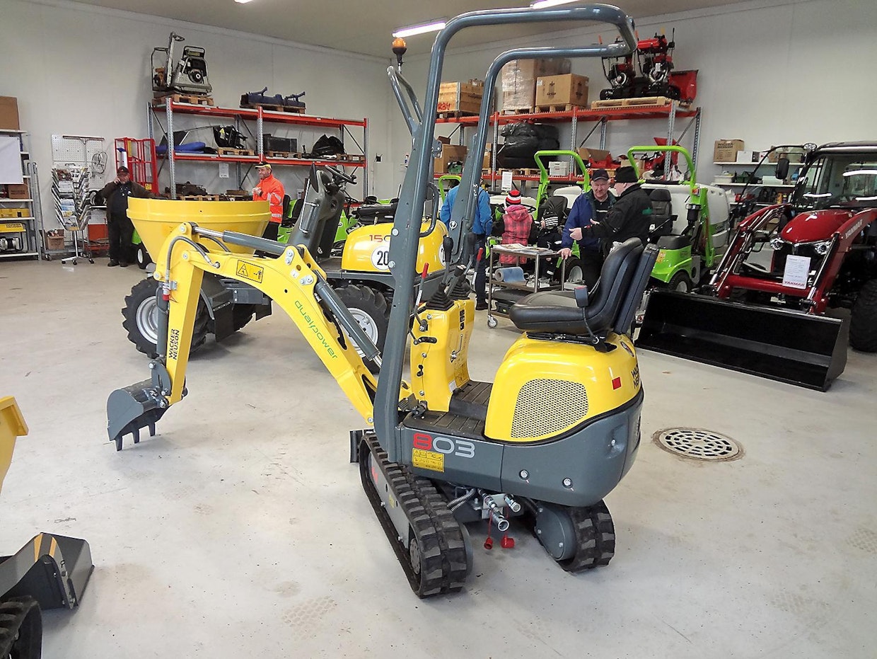 Wacker Neuson 80E on kaksivoimainen minikaivinkone. Koneen alavaunussa on liittimet hydrauliletkuille, joiden välityksellä sähkömoottorin pyörittämä aggregaatti voi antaa koneelle käyttövoiman. Kaivinkoneessa oleva dieselmoottori on käytettävissä silloin, kun sähkövoimaa ei ole saatavissa.