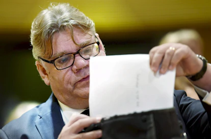 Ulkoministeri Timo Soini (sin.) Suomen suurlähettiläiden vuosittaisessa kokouksessa Helsingissä tänään. LEHTIKUVA / MARTTI KAINULAINEN