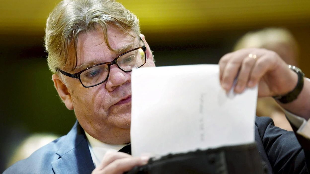 Ulkoministeri Timo Soini (sin.) Suomen suurlähettiläiden vuosittaisessa kokouksessa Helsingissä tänään. LEHTIKUVA / MARTTI KAINULAINEN