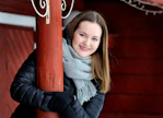 "Laulukisassa pärjäävät ne, jotka eniten haluavatkin voittoa”, sanoo tangokuningatar Aino Niemi. Hän itse lauloi ensi kertaa julkisesti täällä Naukkarisen pihapirtissä 13-vuotiaana.