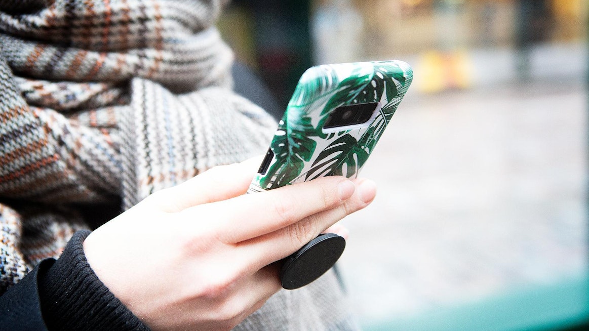 Vakoiluohjelma on voitu asentaa sekä Android- että iPhone-puhelimiin. Kuvituskuva.