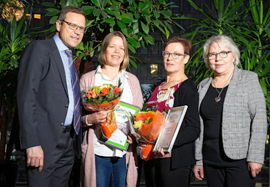 Yara Suomen kaupallinen johtaja Timo Räsänen, Finlandsvenska 4H:n tiedottaja Petra Ingo, Iisalmen 4H-yhdistyksen  toiminnanjohtaja Jaana Korhonen ja järjestöpäällikkö Aino Tonttila Suomen 4H-liitosta asettuivat ryhmäkuvaan Helsingissä keskiviikkona järjestetyn palkitsemistilaisuuden päätteeksi.