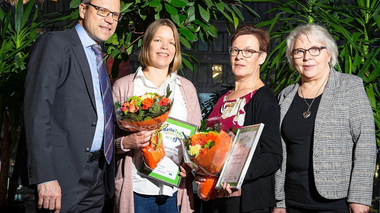 Yara Suomen kaupallinen johtaja Timo Räsänen, Finlandsvenska 4H:n tiedottaja Petra Ingo, Iisalmen 4H-yhdistyksen toiminnanjohtaja Jaana Korhonen ja järjestöpäällikkö Aino Tonttila Suomen 4H-liitosta asettuivat ryhmäkuvaan Helsingissä keskiviikkona järjestetyn palkitsemistilaisuuden päätteeksi.