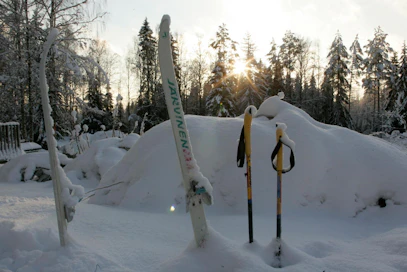 Kouluihin haalitaan suksia lahjoituksena urheiluseuroilta, lasten kodeista ja kierrätysryhmistä.