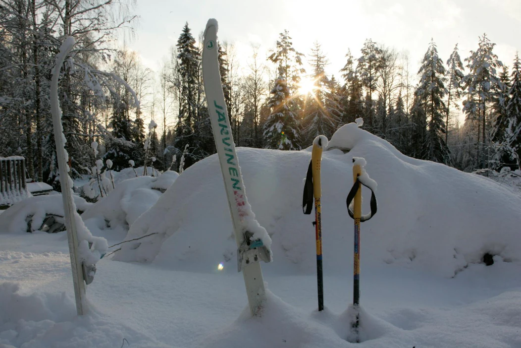 Kouluihin haalitaan suksia lahjoituksena urheiluseuroilta, lasten kodeista ja kierrätysryhmistä.