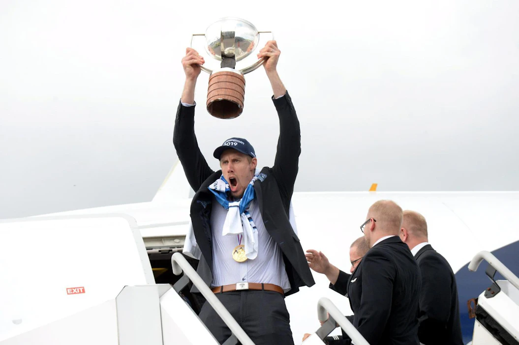 Leijonien kapteeni, kulttiasemaan noussut Marko "Mörkö" Anttila johdatti tuoreet maailmanmestarit kello 16.18 kotimaan kamaralle.