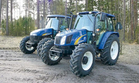 New Hollandin uutuudet. Edessä T5050 ja takana TD5040.
