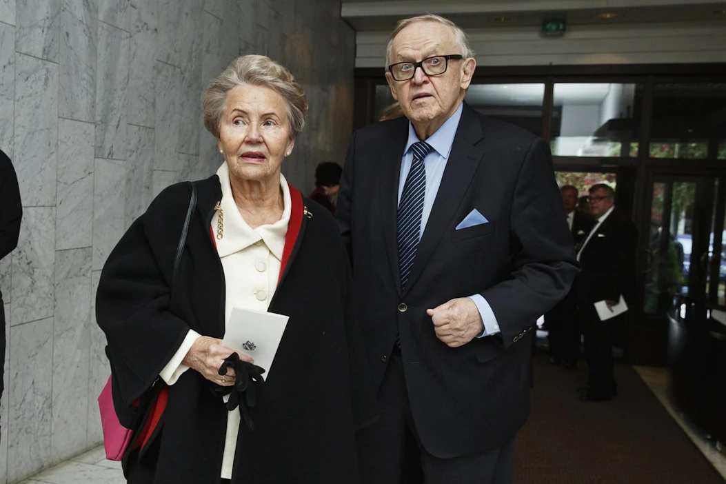 Presidentti Martti Ahtisaari sairasti koronan myös maaliskuussa 2020. Tuolloin myös hänen puolisollaan Eeva Ahtisaarella todettiin korona.