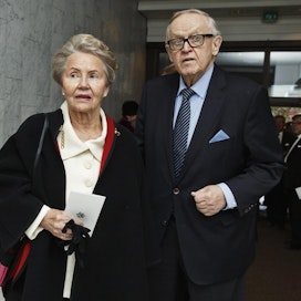 Presidentti Martti Ahtisaari sairasti koronan myös maaliskuussa 2020. Tuolloin myös hänen puolisollaan Eeva Ahtisaarella todettiin korona.