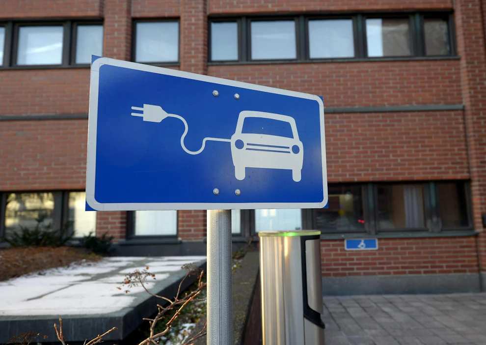 Taloyhtiöt voivat hakea sähköautojen latausjärjestelmiin valtionavustusta tietyin ehdoin. LEHTIKUVA / Emmi Korhonen