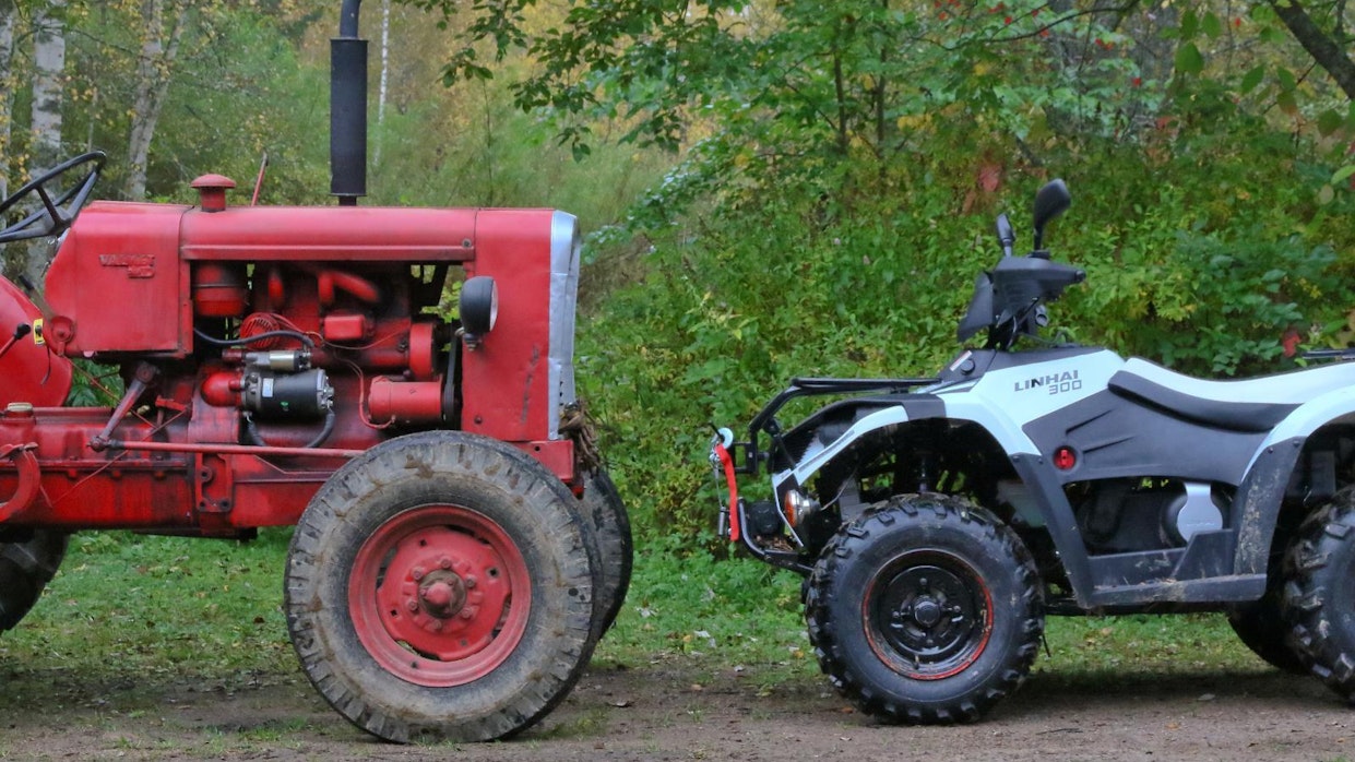 Kumpi sopii pienen metsätilan ajokiksi – mönkijä vai traktori?